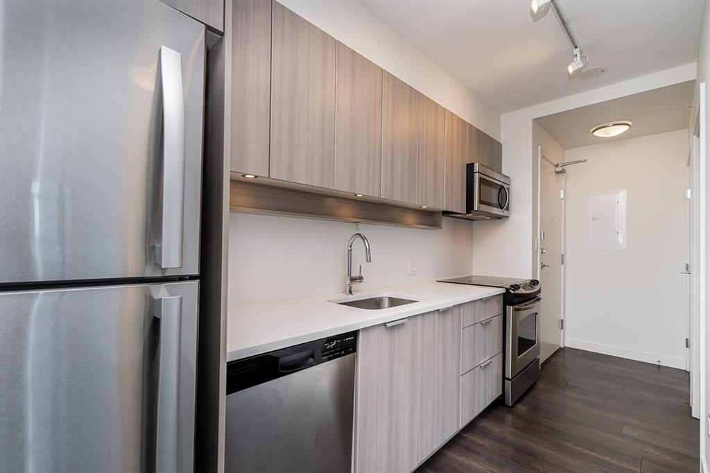 Stunning Upper Unit with Breathtaking Mountain Views in North Surrey