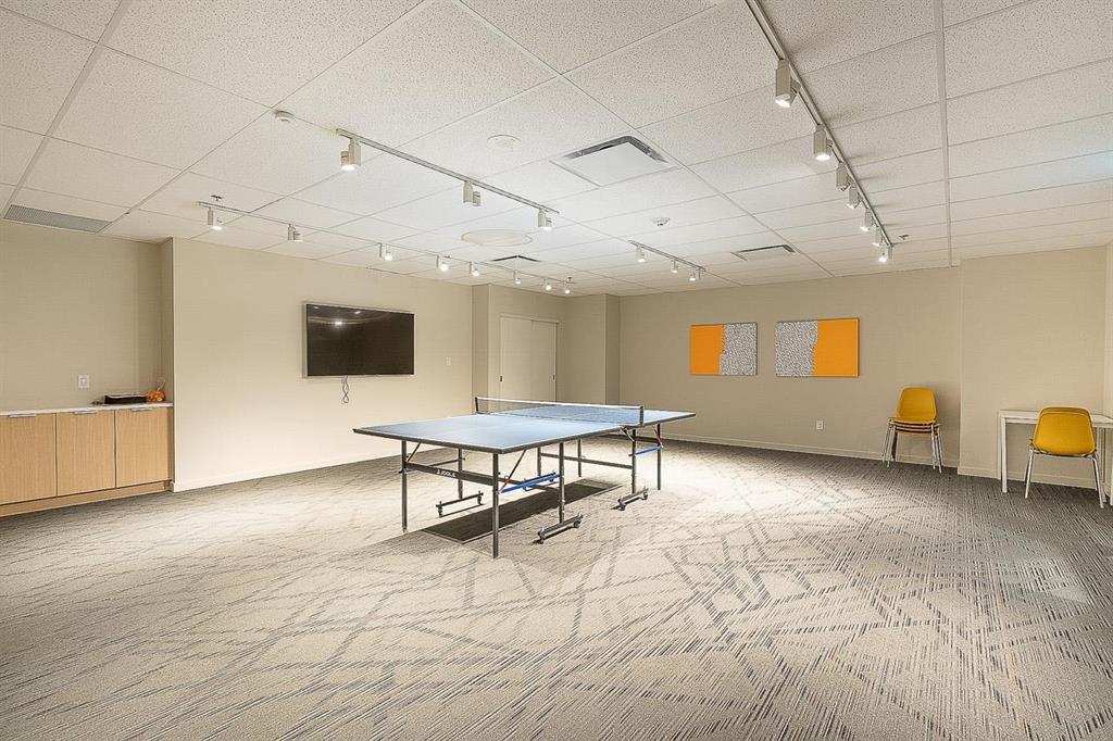 Stunning Upper Unit with Breathtaking Mountain Views in North Surrey