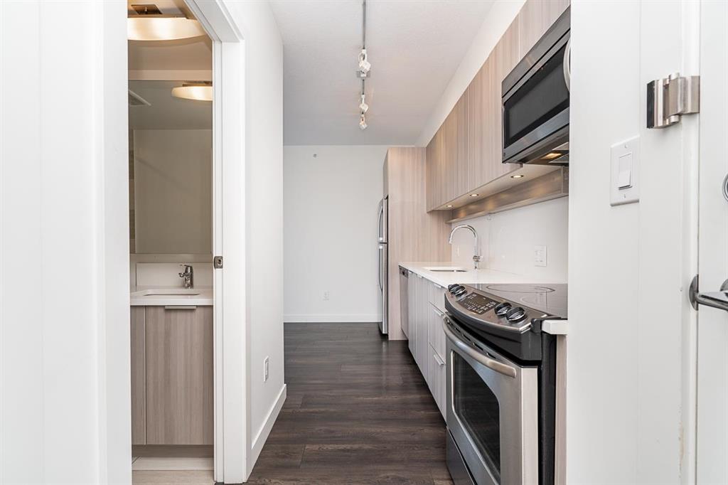 Stunning Upper Unit with Breathtaking Mountain Views in North Surrey