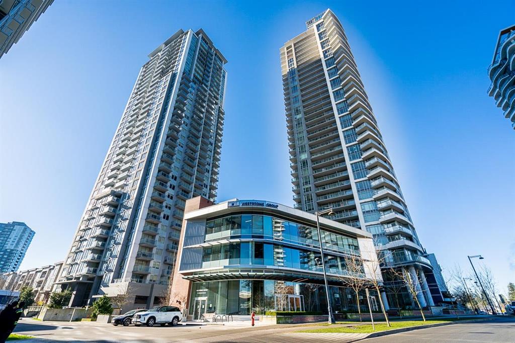 Stunning Upper Unit with Breathtaking Mountain Views in North Surrey