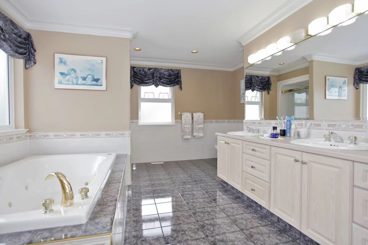 Surrey Fraser Heights 4 Bd/3 Ba Well Maintained House For Rent