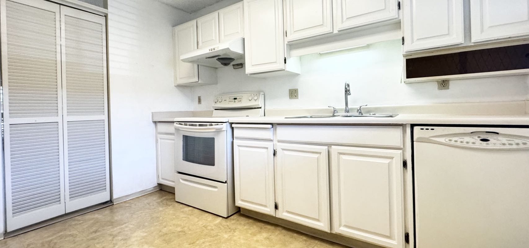 Langara Estates Spacious 3 Bd/2Ba Lake View Apartment For Rent