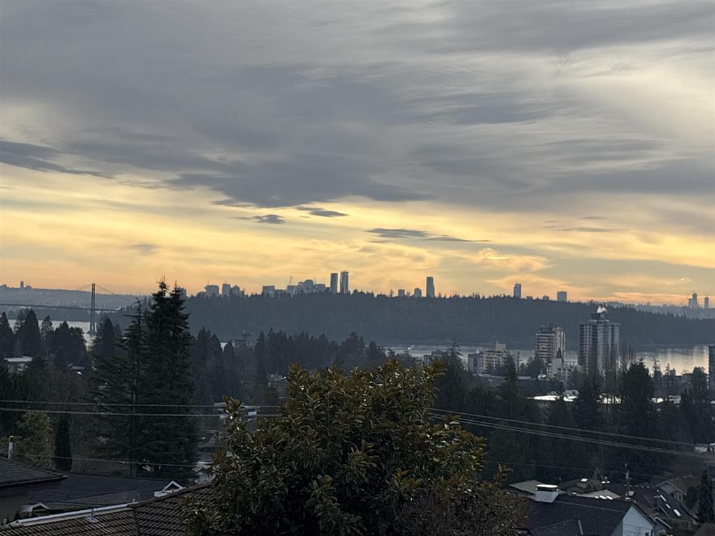 Elegant Home in Dundarave For Rent – Great Schools Nearby!!