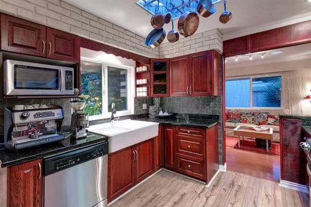 Whytecliff park Upper level single family home for rent