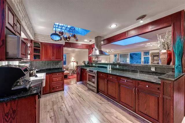 Whytecliff park Upper level single family home for rent