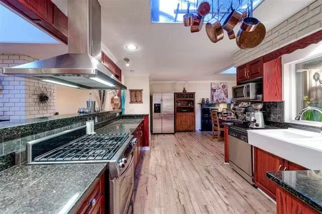 Whytecliff park Upper level single family home for rent