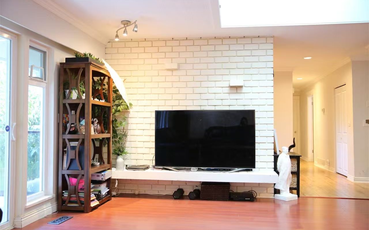 Whytecliff park Upper level single family home for rent