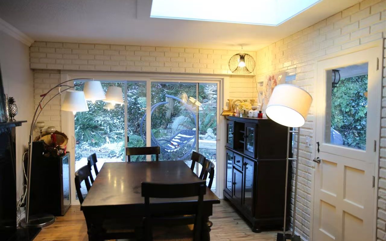 Whytecliff park Upper level single family home for rent