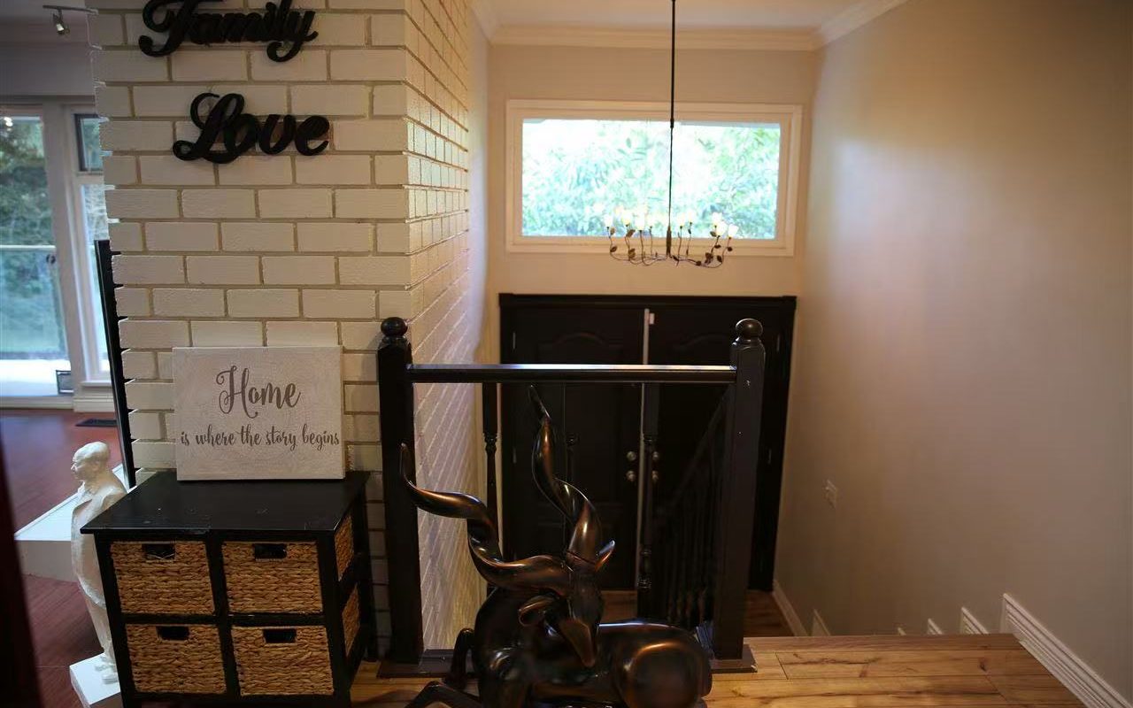 Whytecliff park Upper level single family home for rent