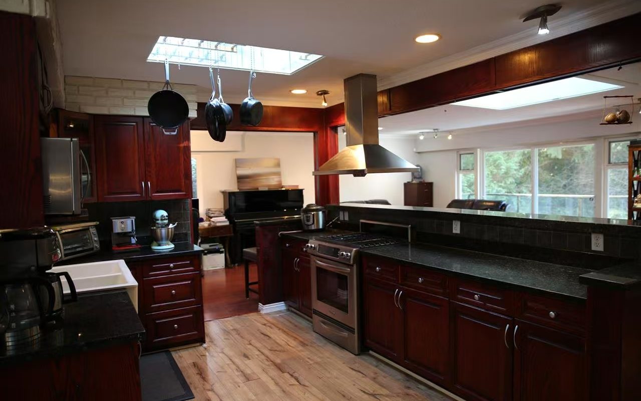 Whytecliff park Upper level single family home for rent