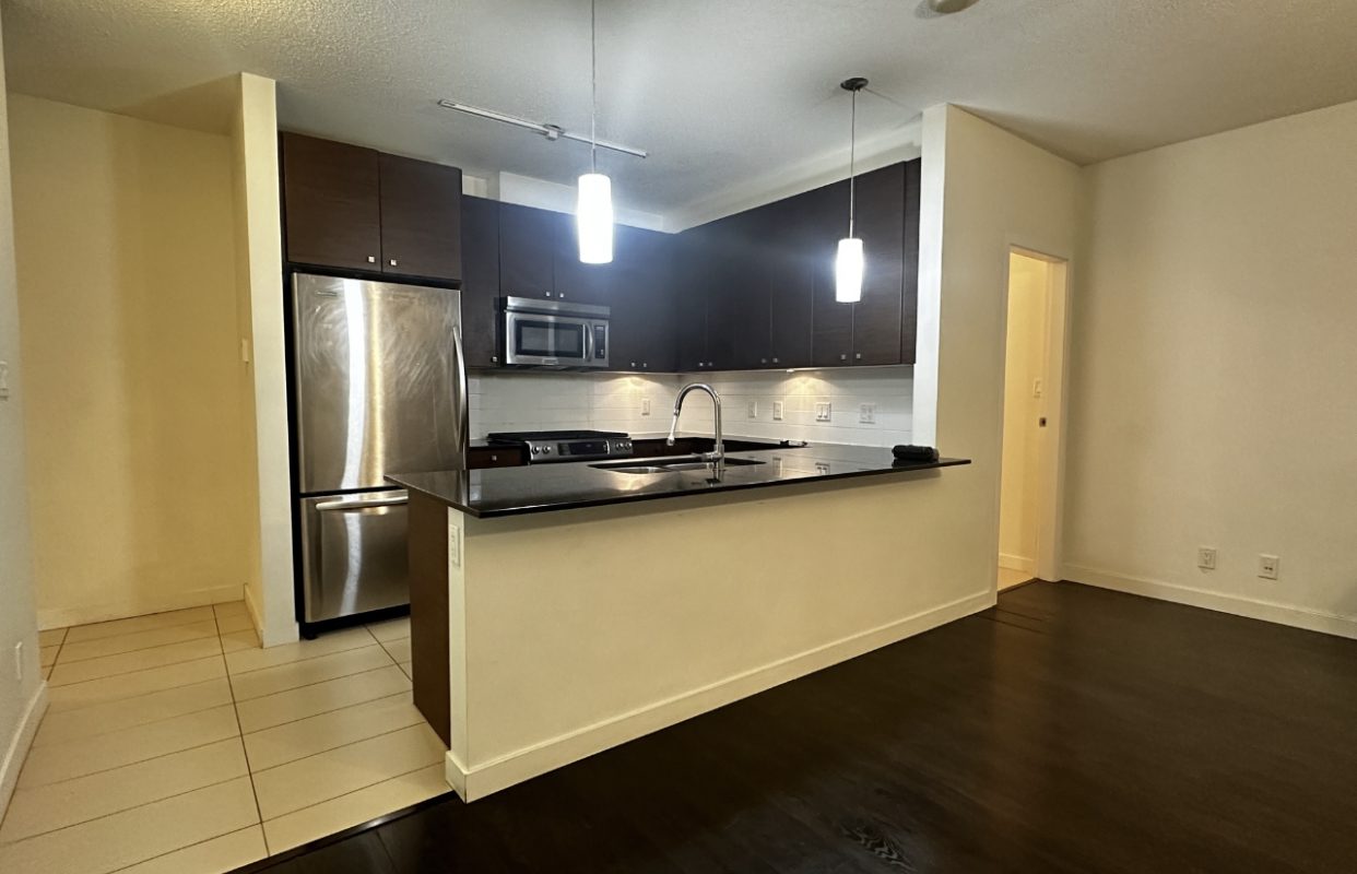 Richmond City Center Spacious 1 Bed/1 Bath+Den Condo For Rent (Richmond)