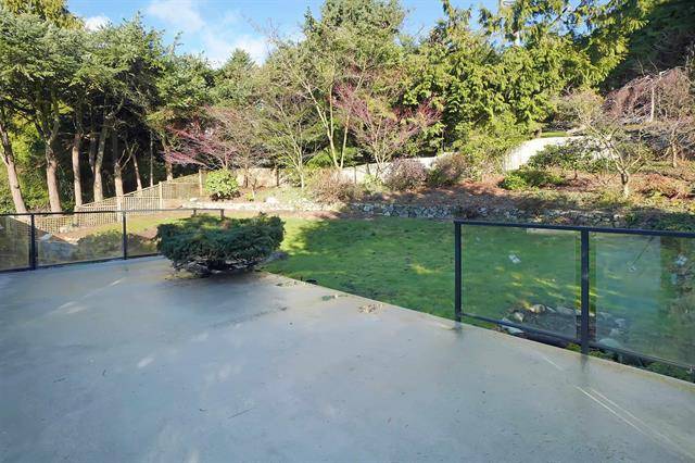 Charming Ocean View in Dundarave/Queens –Prime Location Near Schools