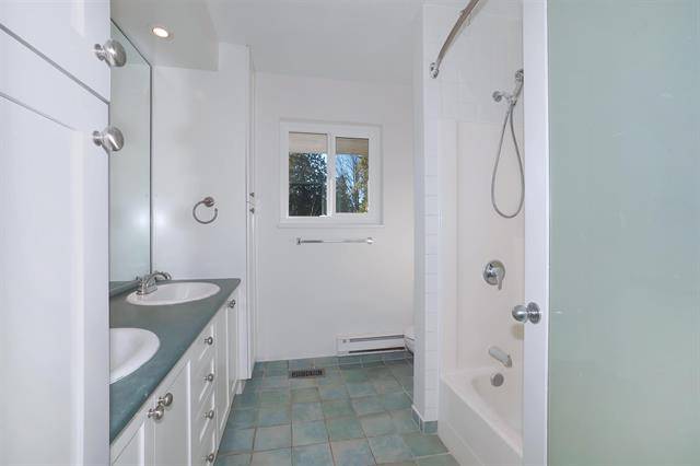 Charming Ocean View in Dundarave/Queens –Prime Location Near Schools