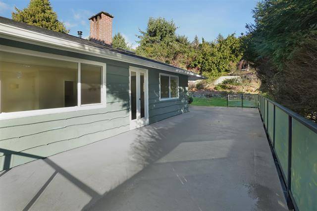 Charming Ocean View in Dundarave/Queens –Prime Location Near Schools