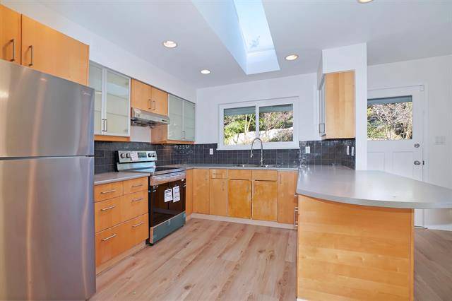 Charming Ocean View in Dundarave/Queens –Prime Location Near Schools