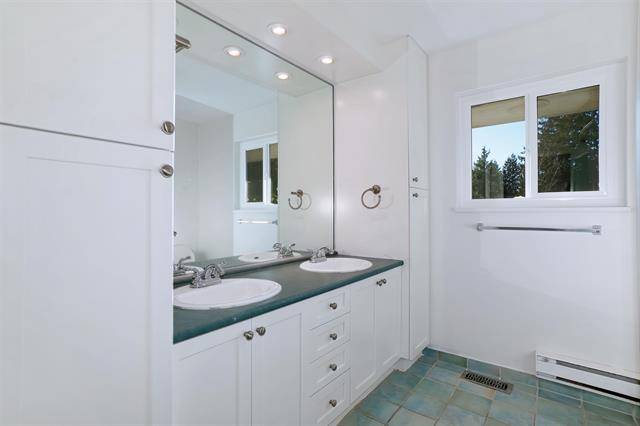 Charming Ocean View in Dundarave/Queens –Prime Location Near Schools