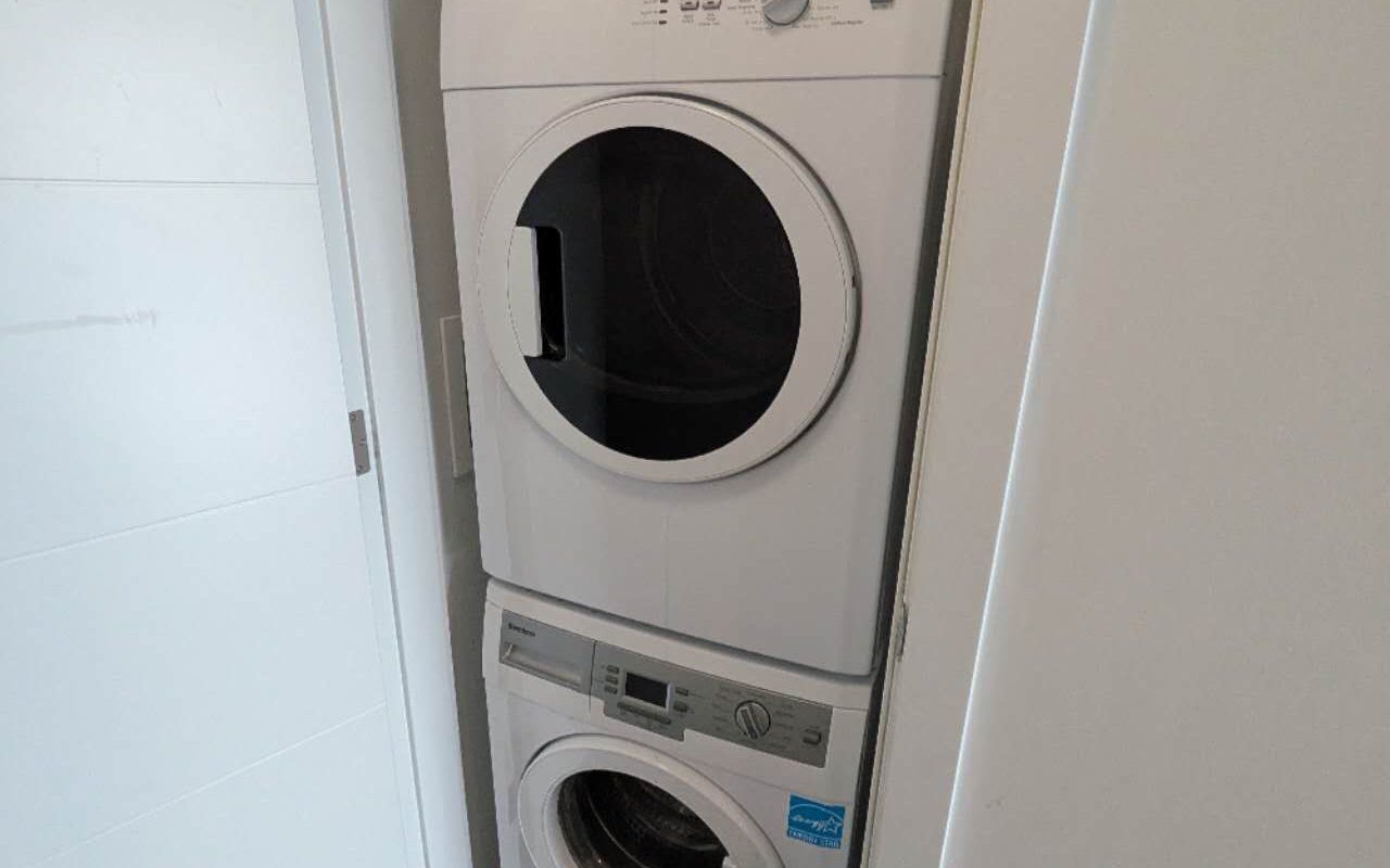 Modern 2 Bed 2 Bath Condo in Lansdowne – Prime Richmond Location!