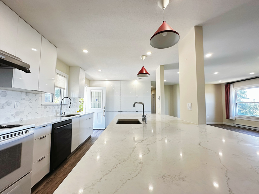 Beautiful Renovated Upper Floor for Rent | South Burnaby (South Burnaby)