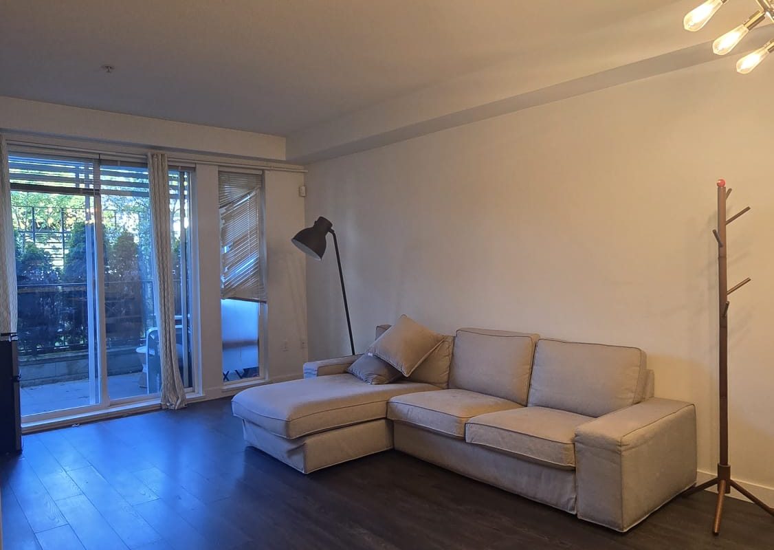 Vancouver West Bright 1Br 1Den Modern Condo Near Skytrain For rent!!