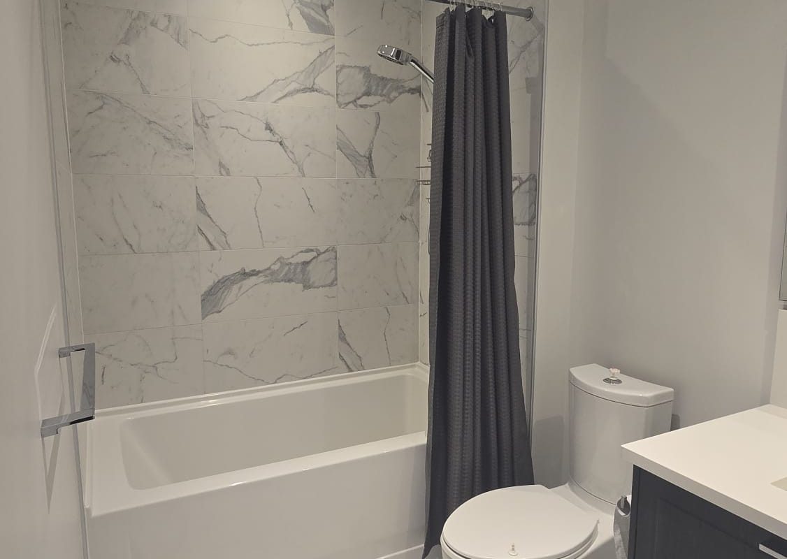 Vancouver West Bright 1Br 1Den Modern Condo Near Skytrain For rent!!
