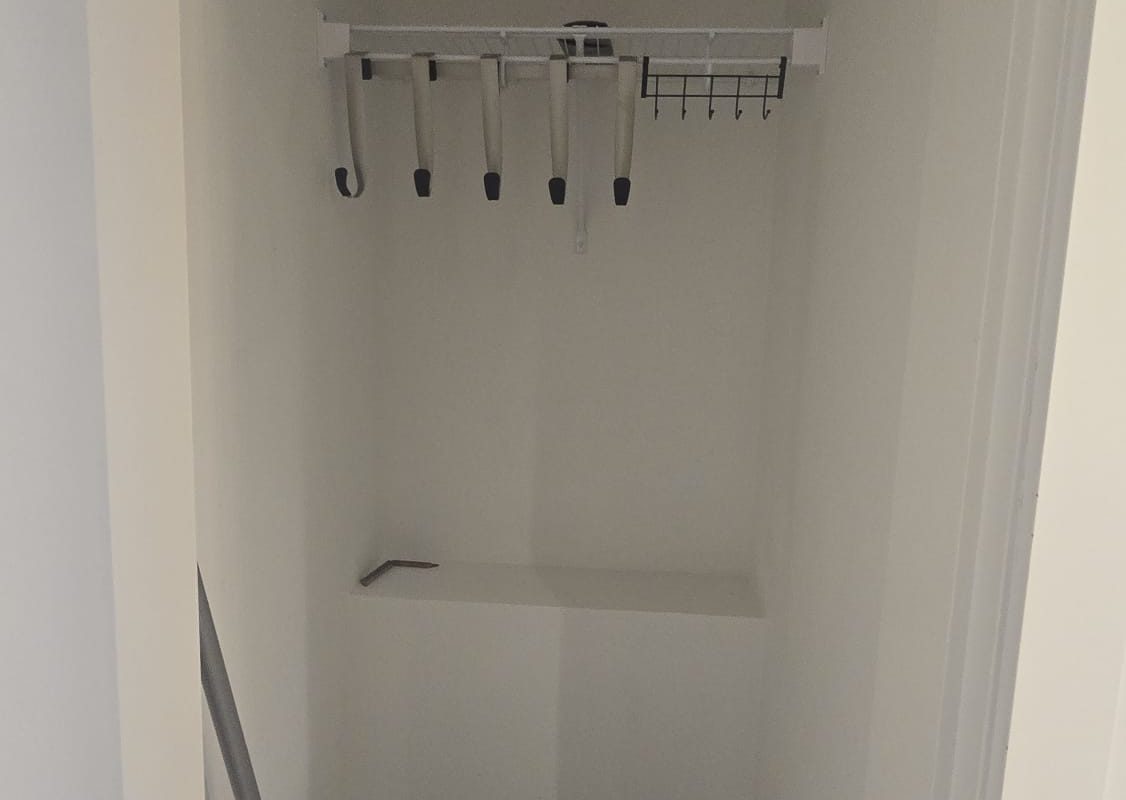 Vancouver West Bright 1Br 1Den Modern Condo Near Skytrain For rent!!