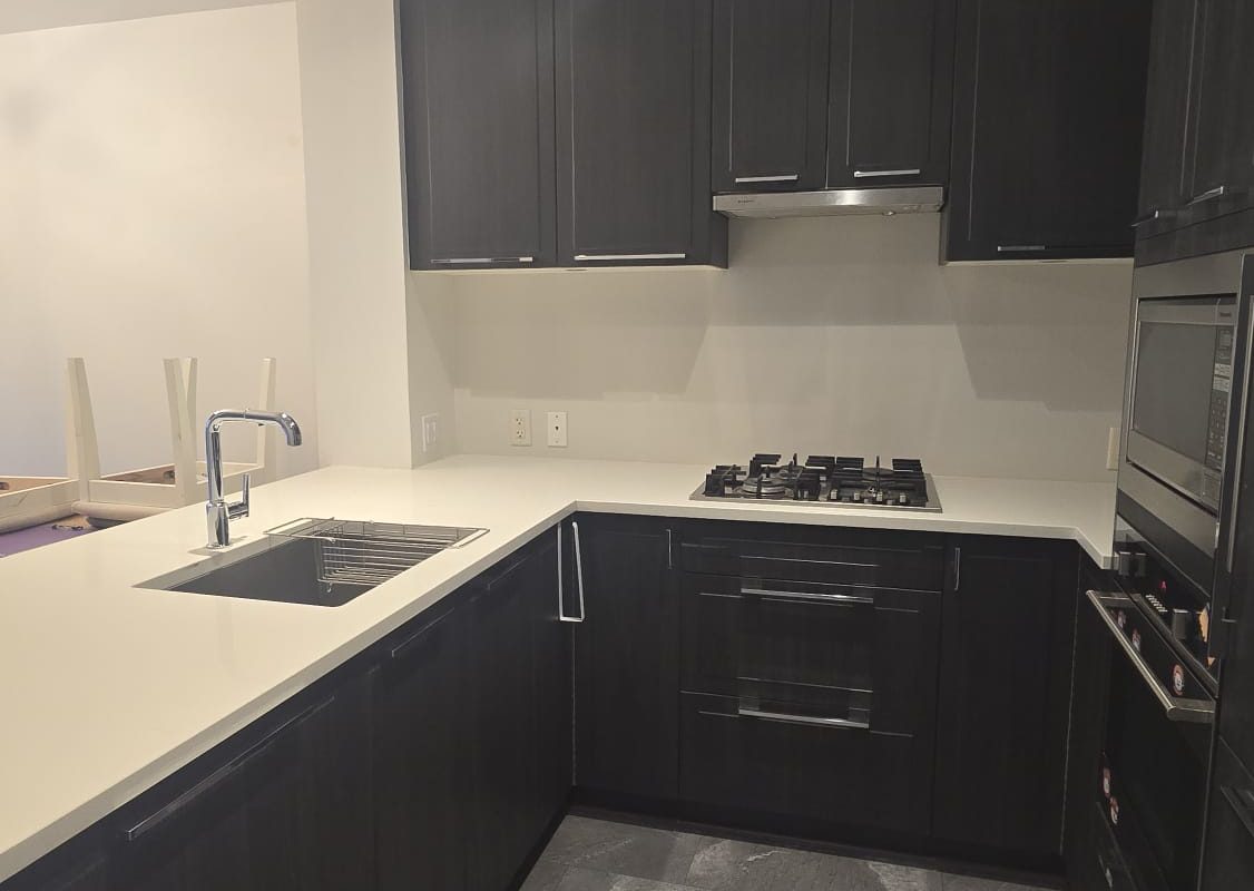 Vancouver West Bright 1Br 1Den Modern Condo Near Skytrain For rent!!