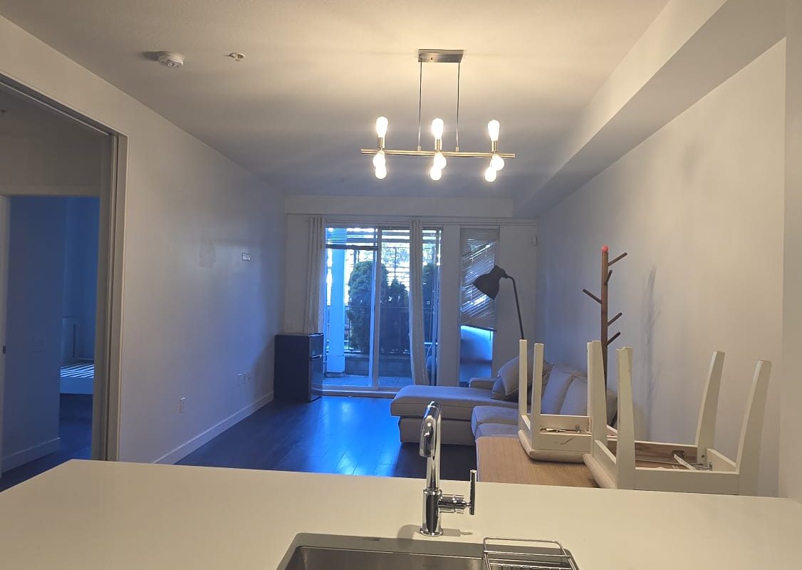 Vancouver West Bright 1Br 1Den Modern Condo Near Skytrain For rent!!