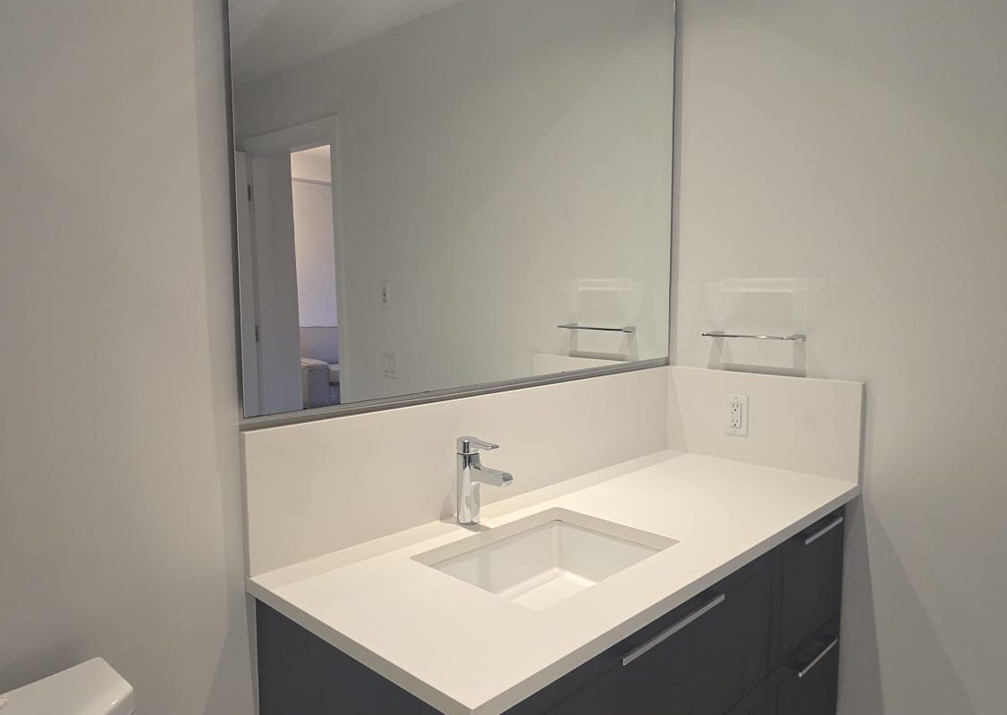 Vancouver West Bright 1Br 1Den Modern Condo Near Skytrain For rent!!