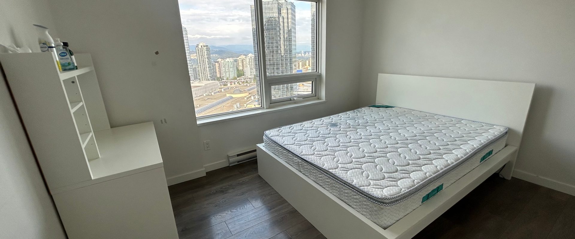 Burnaby Metrotown Gem! 2-Bed + Den with Stunning City & Mountain Views