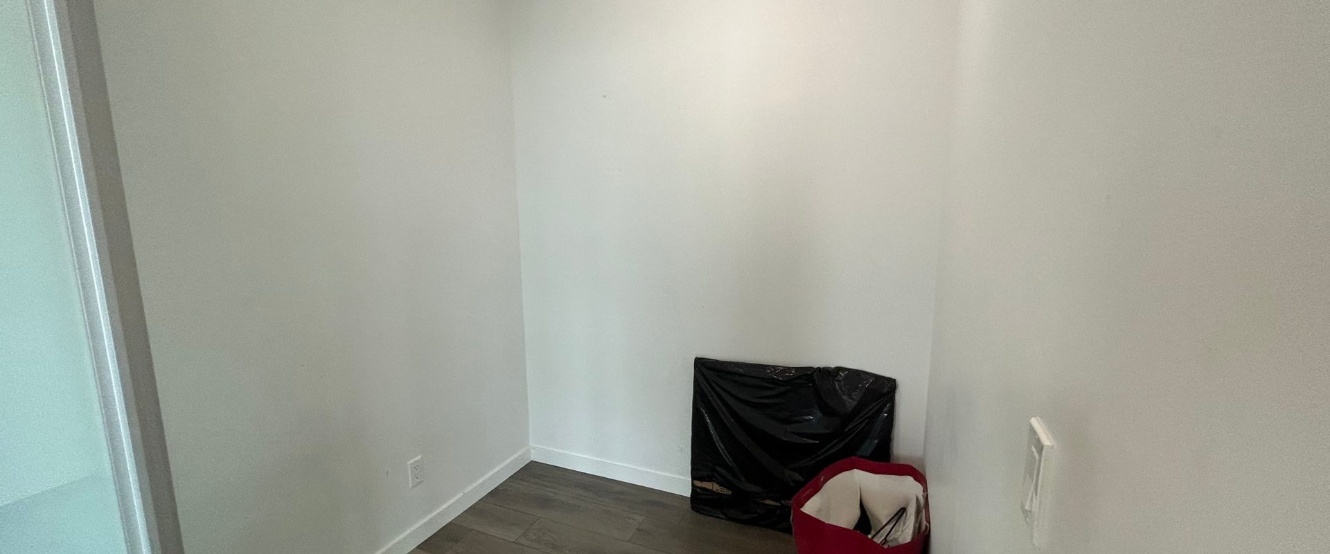 Burnaby Metrotown Gem! 2-Bed + Den with Stunning City & Mountain Views