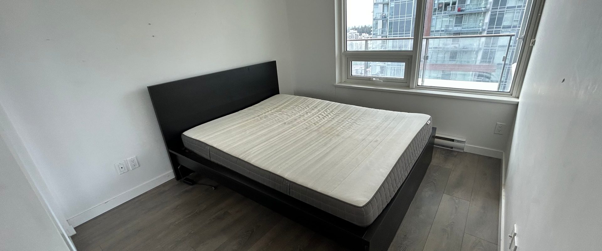 Burnaby Metrotown Gem! 2-Bed + Den with Stunning City & Mountain Views