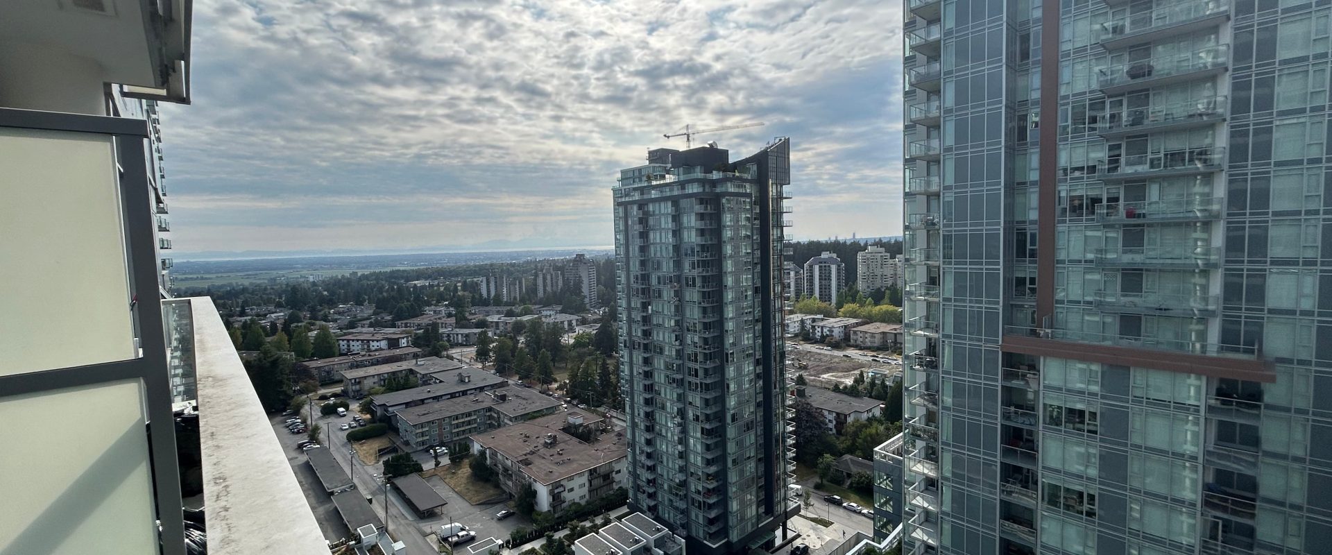 Burnaby Metrotown Gem! 2-Bed + Den with Stunning City & Mountain Views
