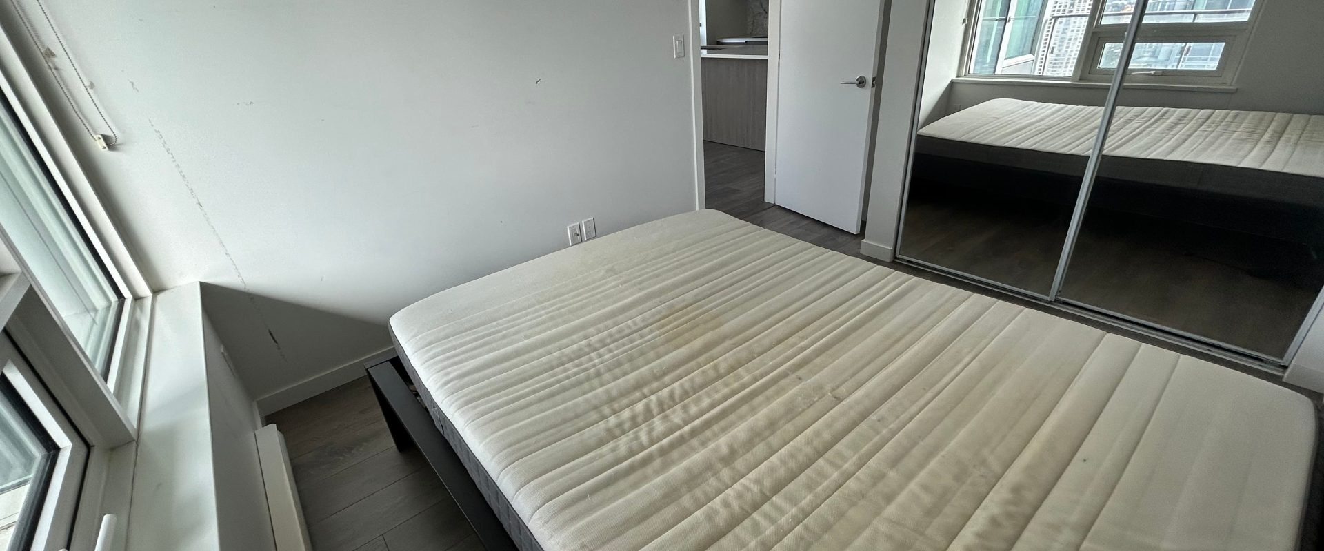 Burnaby Metrotown Gem! 2-Bed + Den with Stunning City & Mountain Views