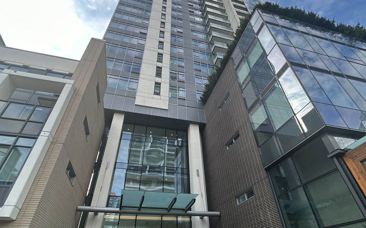 Burnaby Metrotown Gem! 2-Bed + Den with Stunning City & Mountain Views