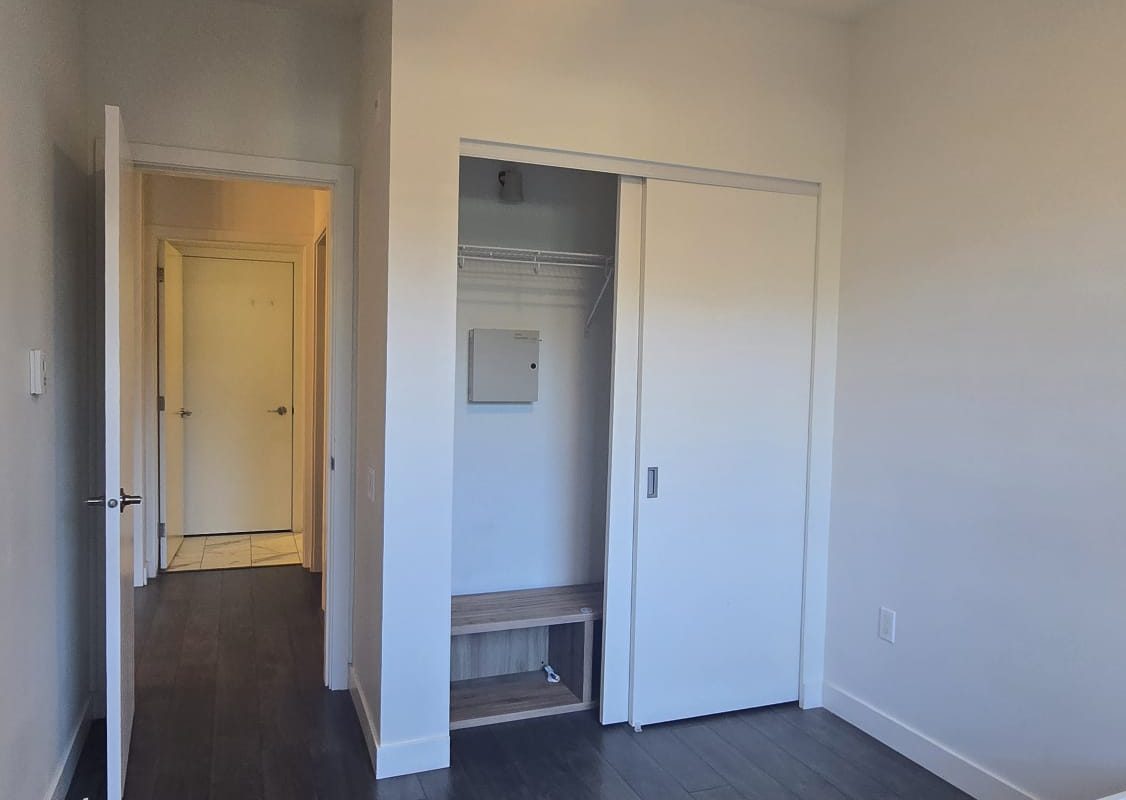 Vancouver West Bright 1Br 1Den Modern Condo Near Skytrain For rent!!