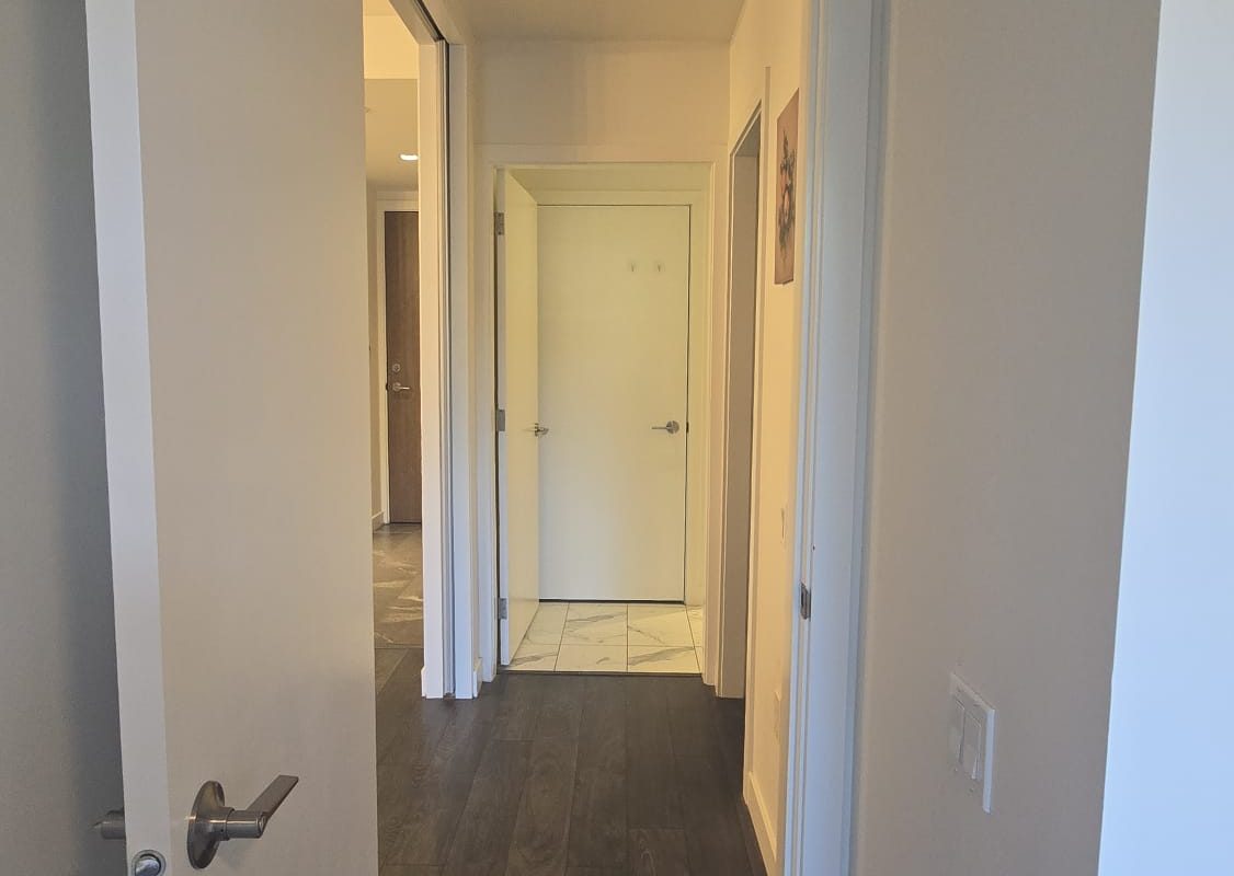 Vancouver West Bright 1Br 1Den Modern Condo Near Skytrain For rent!!