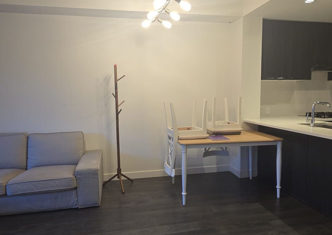 Vancouver West Bright 1Br 1Den Modern Condo Near Skytrain For rent!!