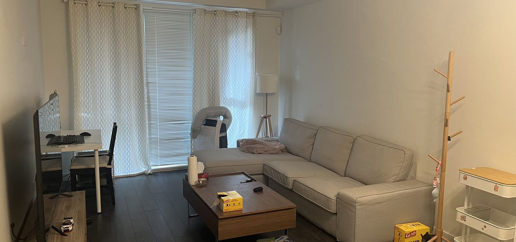 Vancouver West Bright 1Br 1Den Modern Condo Near Skytrain For rent!!