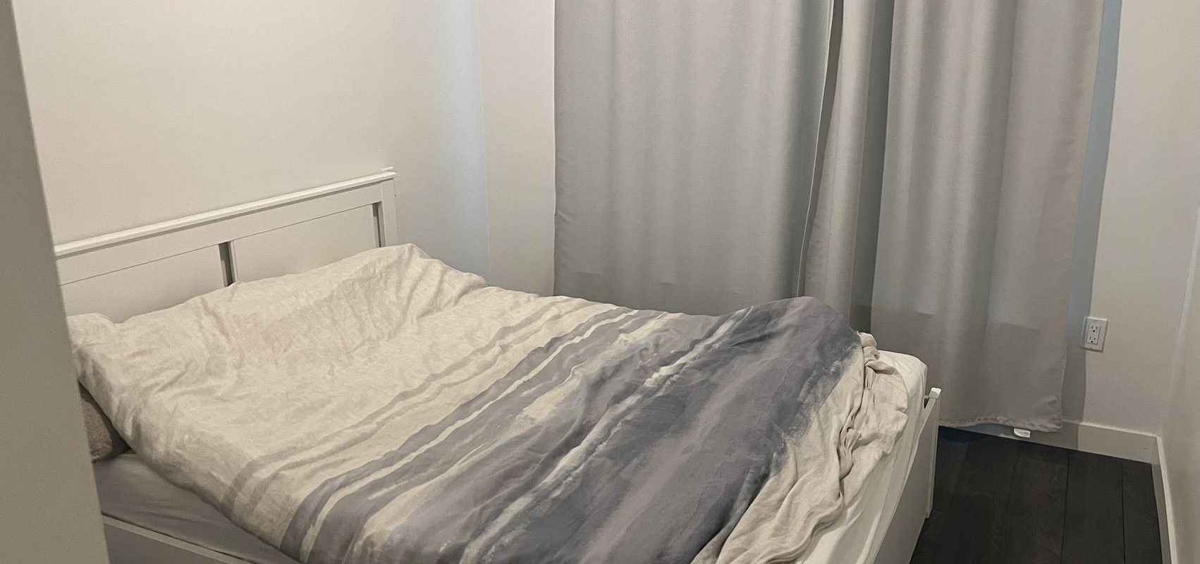 Vancouver West Bright 1Br 1Den Modern Condo Near Skytrain For rent!!