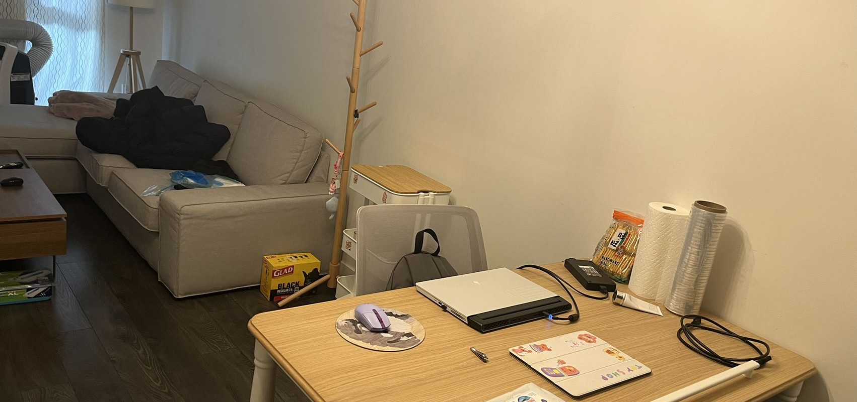 Vancouver West Bright 1Br 1Den Modern Condo Near Skytrain For rent!!