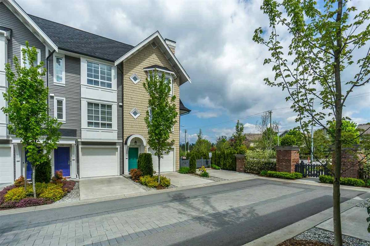 Langley Willoughby Heights Modern bright 3 bdrm 3 bath townhome