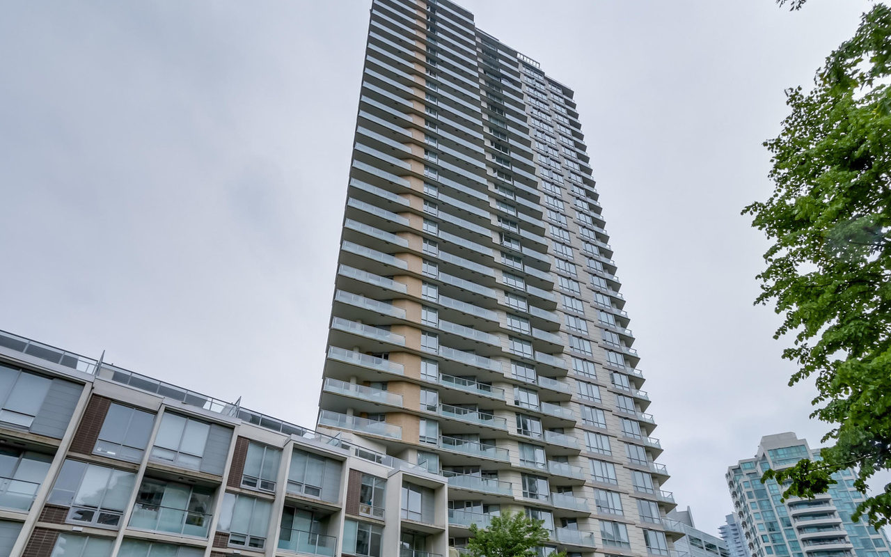 Metrotown 2 bdrm 2 Bath high-rise Condo with 270° Panoramic Views of Mountains, Lake and City