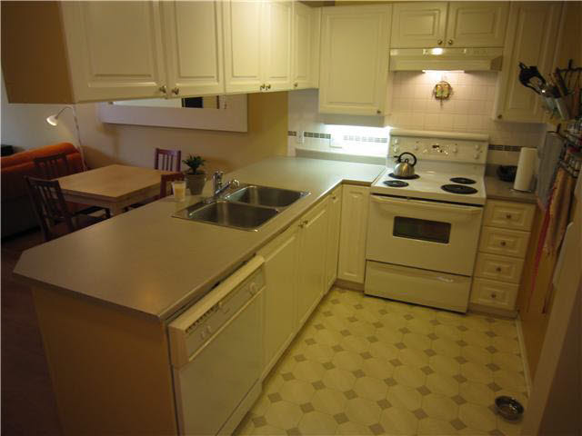 Lovely 2 bdrm West Facing Condo Located in Queens Terrace
