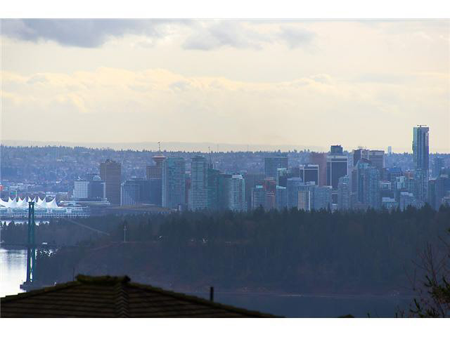 City & Ocean Views 2 bdrm plus den Home in West Vancouver