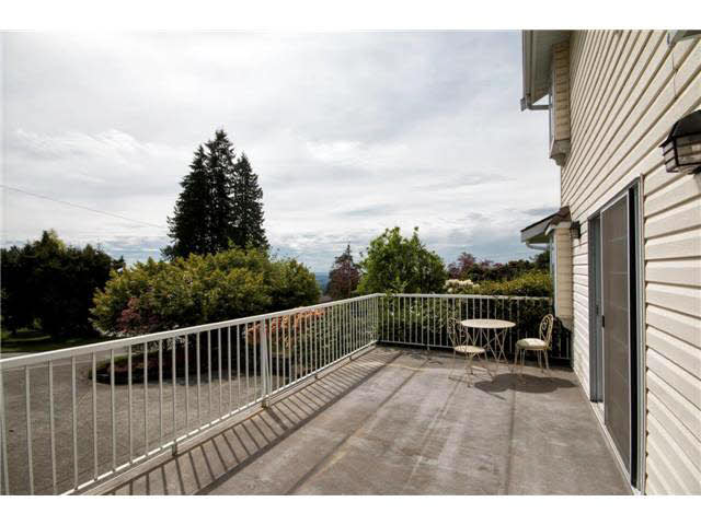 North Vancouver Bright FURNISHED Home with City&Ocean Views (Upper Lonsdale)