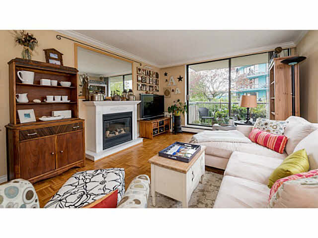 Bright and Spacious 2 bdrm Suite in Amazing Location (West Vancouver)