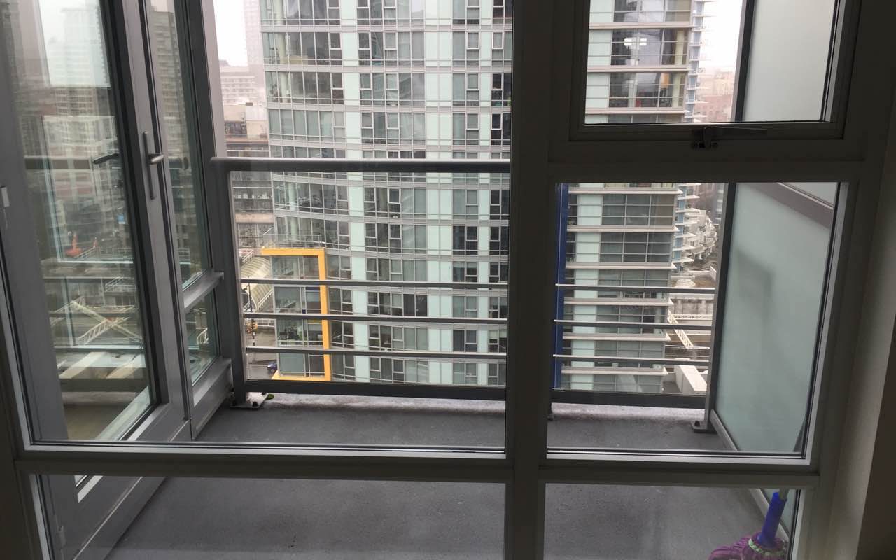 Downtown 1 Bed 1 Den Condo for Rent