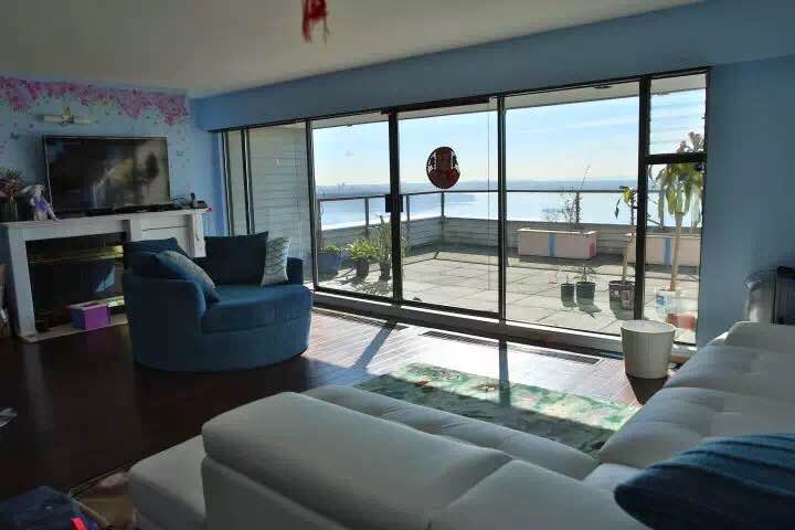 Sparkling Beautiful Panoramic Ocean View open and bright Unit (West Vancouver)