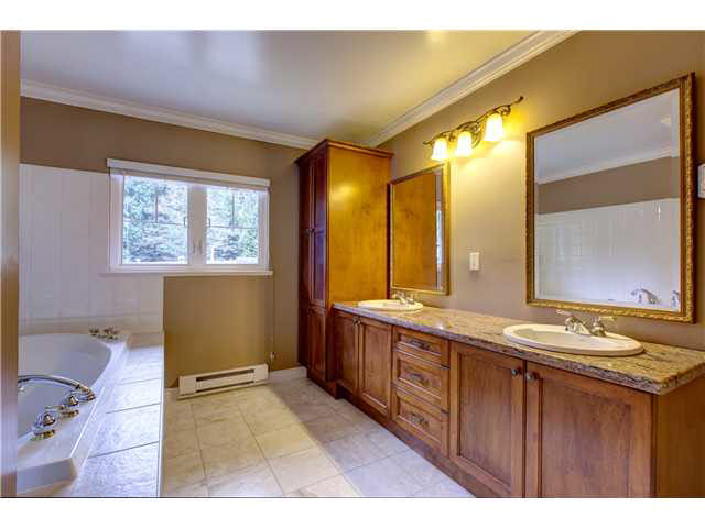West Vancouver Bright Unfurnished Home with huge lot area for rent!