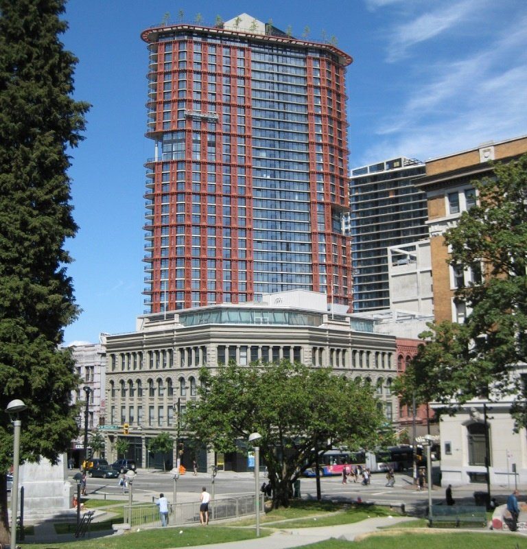 位于温哥华市中心超繁华地段，舒适的2房2卫公寓楼